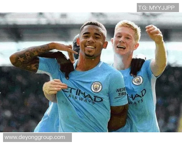 利物浦与曼城比赛前默哀致敬英超历史伟大球员的感人时刻