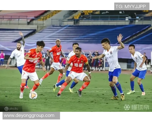 黄健翔解读鲁能与北京的激烈对决背后的战术博弈与球员表现